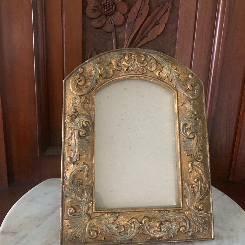 Vintage-look burnished gold frame for 4” x 6” photo. Beautiful!❣️